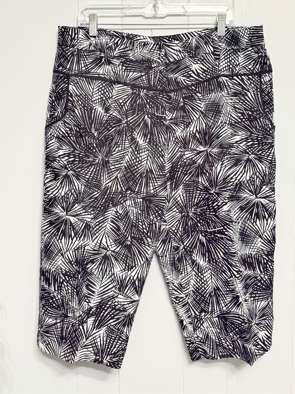 Ruby Rd. Black & White Tropical Print Capri with 4 pockets
